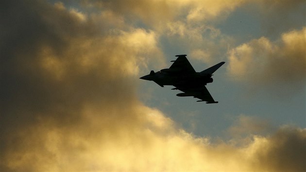 Britský letoun Typhoon nad základnou RAF Akrotiri na Kypru (3. prosince 2015)