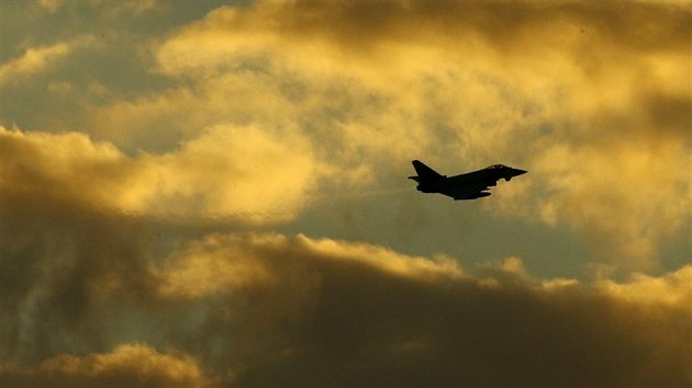 Britský letoun Typhoon nad základnou RAF Akrotiri na Kypru (3. prosince 2015)