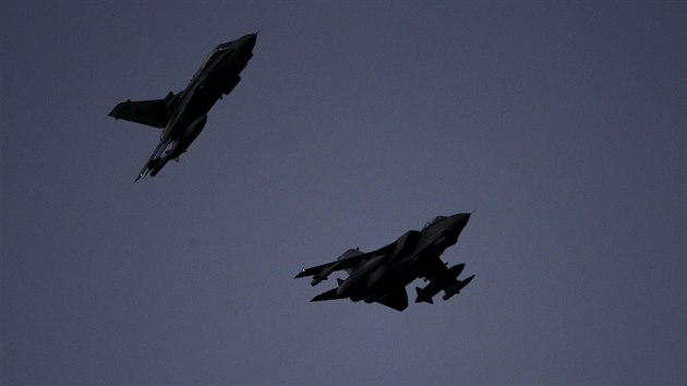 Britské letouny Tornado nad základnou RAF Akrotiri na Kypru (3. prosince 2015)