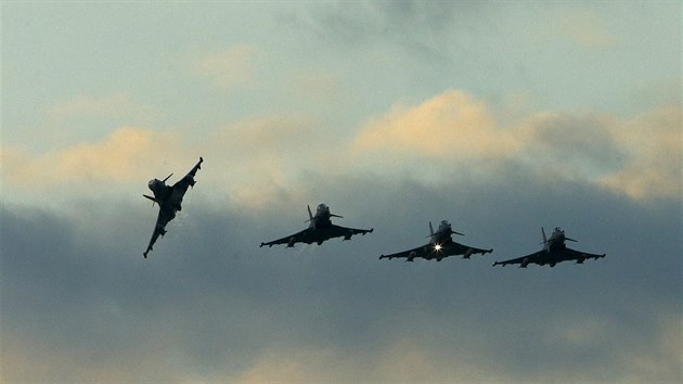 Britské letouny Typhoon nad základnou RAF Akrotiri na Kypru (3. prosince 2015)