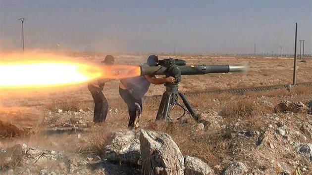 Bojovnci Islmskho sttu odpaluj protitankovou raketu u syrskho msta Hasaka (26. ervna 2015)