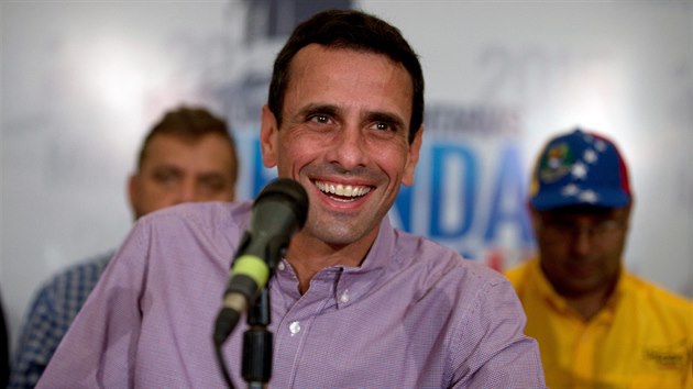 Venezuelsk opozin pedk Henrique Capriles hovo k novinm  (7. prosince 2015)