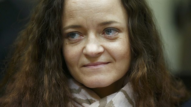 Beata Zschpeov ped mnichovskm soudem popela, e se podlela na vradch deseti pevn tureckch pisthovalc.(9. prosince 2015)