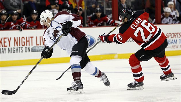 Stl Tyson Barrie z Colorada, jeho pokus zkou naruit Patrik Eli z New Jersey.