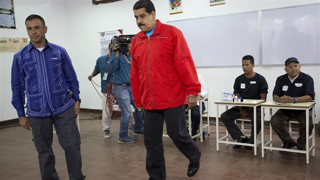 Venezuelsk prezident Nicolas Maduro ve volebn mstnosti v Caracasu (7. prosince 2015).