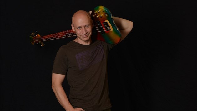 Richard Scheufler star�� hraje na baskytaru v kapel�ch Krucip�sk �i Pra�sk� v�b�r II, jeho syn bubnuje ve Walda Gangu a vystupuje v Rock Ope�e, s V�clavem Noidem B�rtou a s Otou Bal�em.