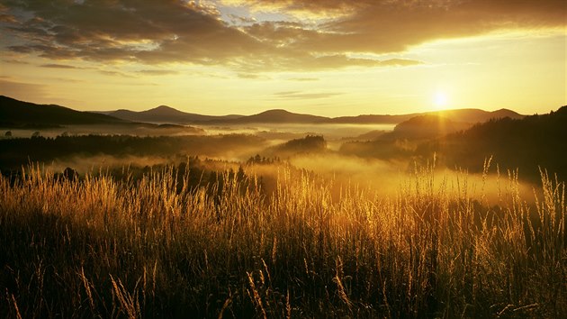 Na snmku Krajina se zlatou trvou je pohled z Kovho vrchu na Luick hory pi vchodu slunce.