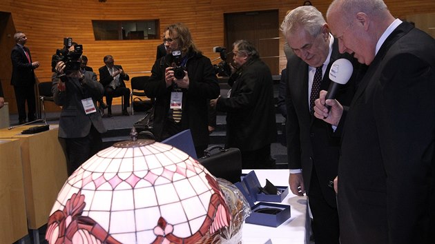 Prezident Milo� Zeman zah�j�l n�v�t�vu �steck�ho kraje setk�n�m s  krajsk�mi zastupiteli.
