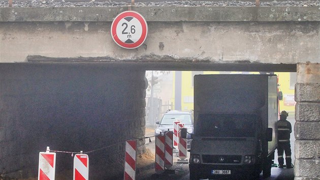 Pod viadukt u eleznin stanice Karlovy Vary - Dvory se neveel skov nkladn automobil. Msto bylo po dobu vyproovn a vyetovn asi hodinu neprjezdn.