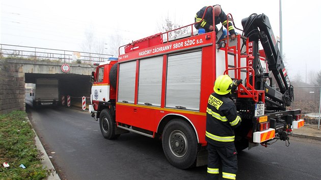 Pod viadukt u eleznin stanice Karlovy Vary - Dvory se neveel skov nkladn automobil. Msto bylo po dobu vyproovn a vyetovn asi hodinu neprjezdn.