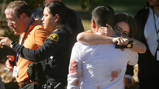 Po stelb v centru pro postien v kalifornskm San Bernardinu zstalo 14 mrtvch, stelce policie znekodnila (2.12.2015)