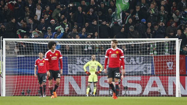 JE KONEC. Fotbalist Manchesteru United zpytuj svdom po porce s Wolfsburgem a vypadnut z Ligy mistr.