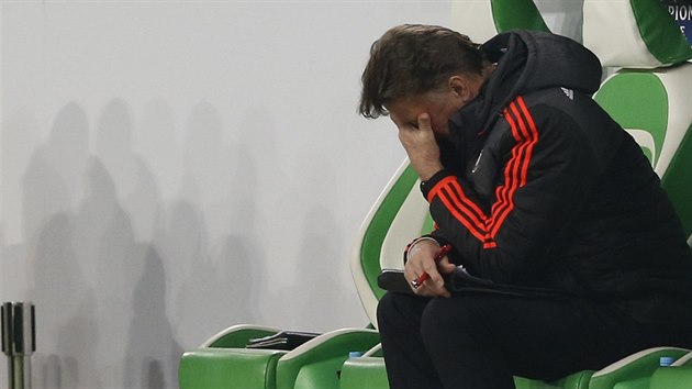 TO JSME TOMU DALI. Louis van Gaal, trenér Manchesteru United, smutní na lavičce po prohraném zápase s Wolfsburgem.