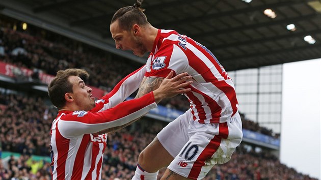 GLOV EUFORIE. Xherdan Shaqiri (vlevo) a Marko Arnautovi (vpravo) ze Stoke City spolen zadili vodn gl zpasu proti Manchesteru City.