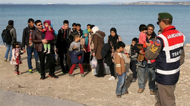 Uprchlci, kte chtli vyplout z Turecka do nedalekho ecka (listopad 2015)
