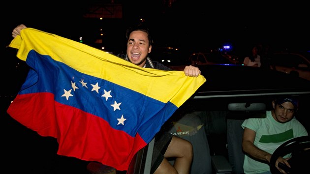 Madurovi socialist uznali porku ve volbch. Lid v ulicch slav (6. prosince 2015)