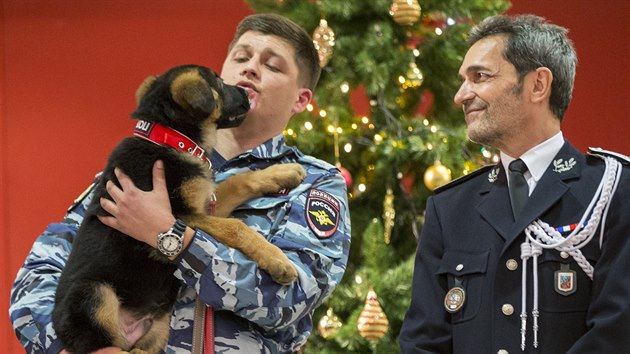 Rut policist ped pednm nmeckho ovka jmnem Dobrya uvedli, e je ztlesnnm dobroty, sly, statenosti a nezitn pomoci (7. prosince 2015)