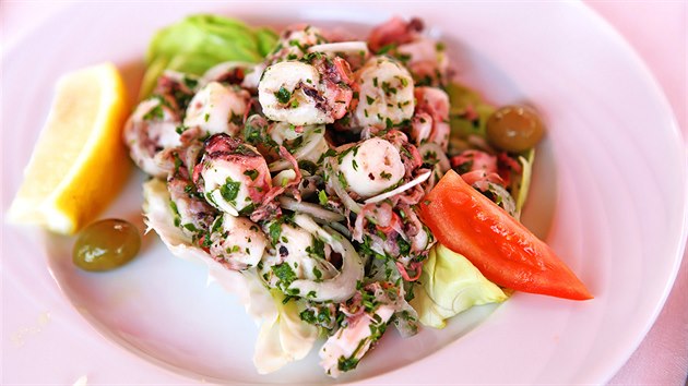 Jedním z oblíbených způsobů podávání chobotnice je studený salát.