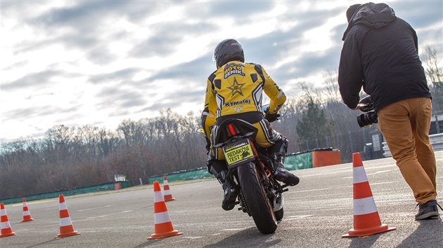 Test spojující slalom a otočku v nízké rychlosti patří k pokročilým cvičením motoškol.