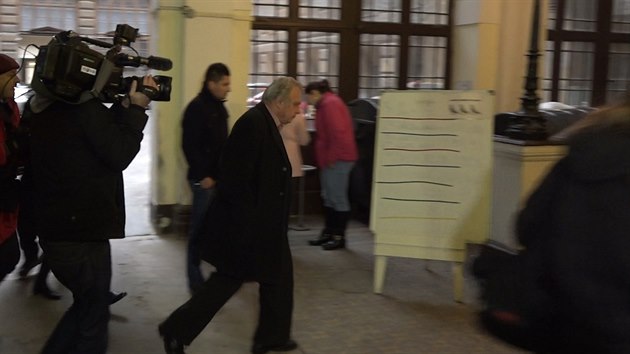 Miloslav Ransdorf p�ich�z� do s�dla KS�M (8. 12. 2015)