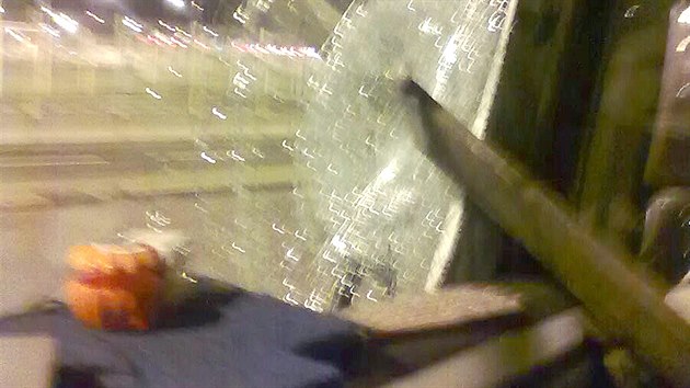 Uprchlci v Calais prohodili devn kl pednm oknem eskho kamionu.