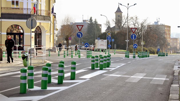 Vce ne stovka zelench dopravnch sloupk m podle odbornk pozitivn dopady na bezpenost provozu. Mlnk stly zhruba sto tisc korun, cel oprava ulice pila na 14,5 milionu. Mstostarosta nevyluuje, e by za dva roky mohly zmizet.