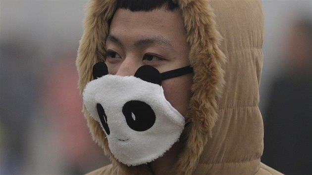 Obyvatel Pekingu mus kvli smogu nosit na oblieji rouky. Vznikla dky tomu nov mda (9. prosince 2015).