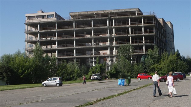 Skelet rozestavné budovy v Ostrav hyzdil ticet let irí centrum Ostravy.