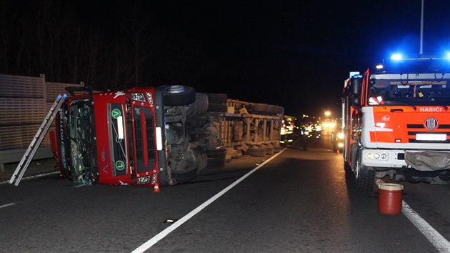 Nehoda slovenskho kamionu blokovala adu hodin hlavn tah na Slovensko. (8. prosince 2015)
