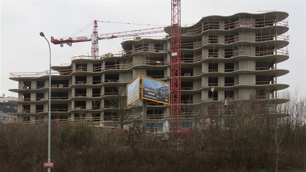 Hrubá stavba prvního domu komplexu Sky Barrandov u dosáhla konené výky.