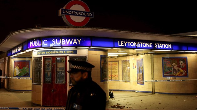 Policie vyetuje tok v londnsk stanici metra  Leytonstone. (6. prosince 2015)