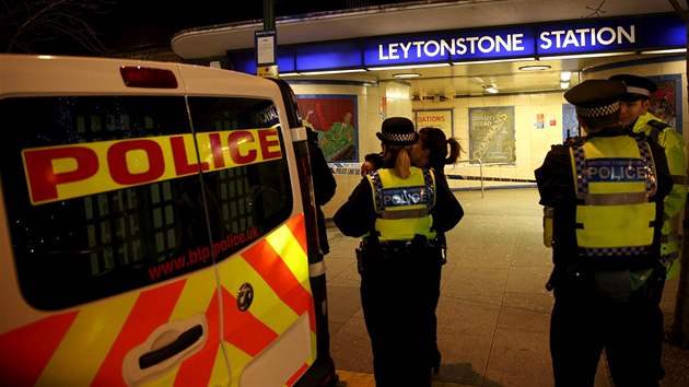 Policie vyetuje tok v londnsk stanici metra  Leytonstone. (6. prosince 2015)