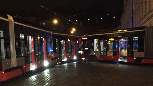 Na Klárově se srazily tramvaje, přičemž jedna vykolejila. (8. prosince 2015)