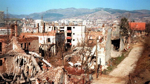Na město dopadl za války půlmilion dělostřeleckých a minometných granátů. Podle toho také vypadalo.