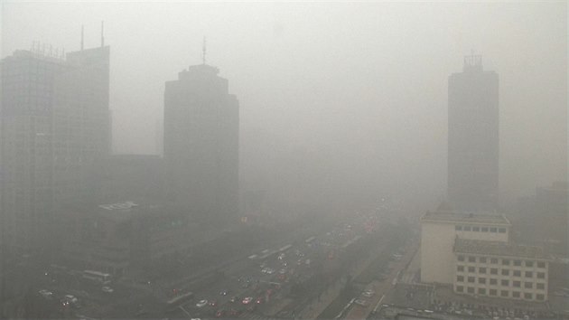Smog v Pekingu vzniká ze zplodin automobilů a spalování uhlí při vytápění domů a bytů (1. prosince 2015)