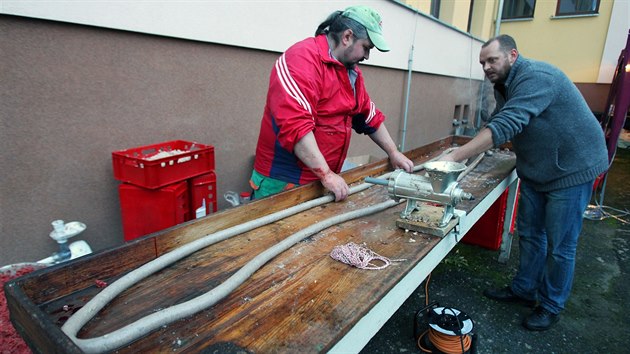 eznk Miroslav Kmec a jeho kamard Milan Klobuick se zapsali se svou sedmimetrovou jitrnic do nedvno vznikl kraslick knihy rekord (5. prosince 2015).
