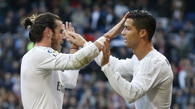Cristiano Ronaldo (vpravo) a Gareth Bale z Realu Madrid se raduj z glu proti Getafe.