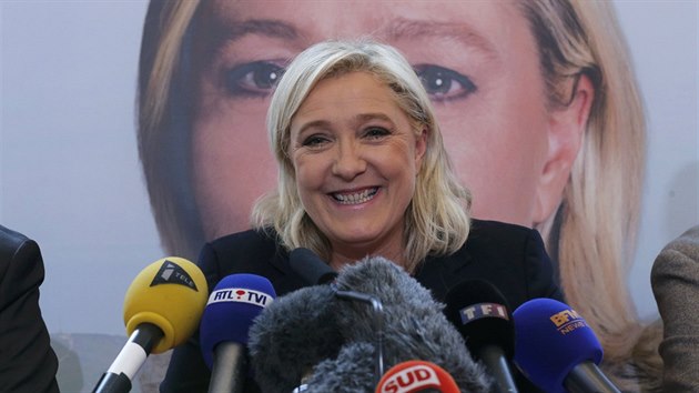 Marine Le Pe Penov na tiskov konferenci slav vsledky prvnho kola voleb (7. prosince 2015)
