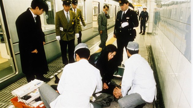 Chemický útok na tokijské metro, který 20. března 1995 spáchala japonská sekta Óm šinrikjó.