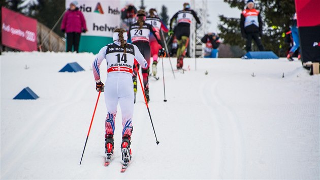 Petra Novkov (s 14) na trati sobotnho skiatlonu v norskm Lillehameru.