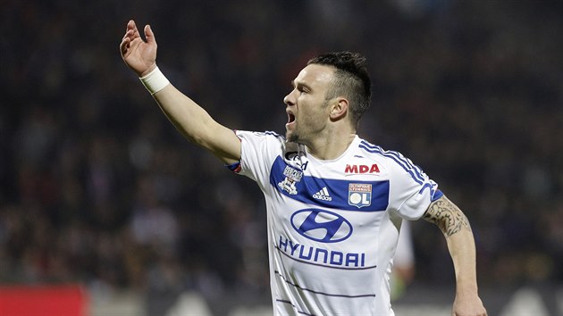 Nespokojen Mathieu Valbuena z Lyonu gestikuluje smrem k rozhodmu v zpase proti Angers.