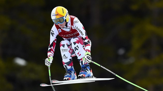 Tiadvacetilet Rakuanka Cornelia Htterov na trati sjezdu v kanadskm Lake Louise.