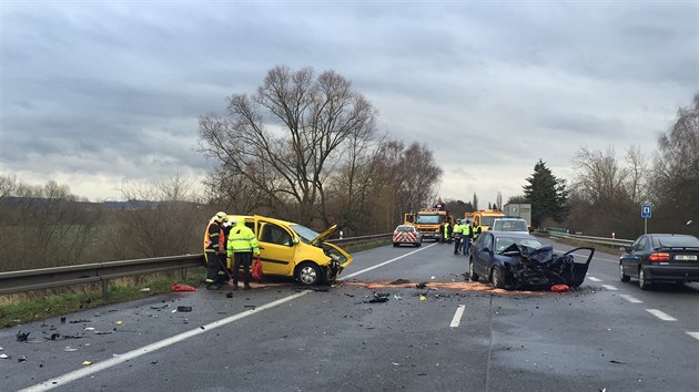 Vn dopravn nehoda uzavela silnici 3 nedaleko Beneova (1.12.2015).