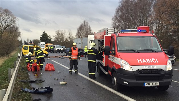 Vn dopravn nehoda uzavela silnici 3 nedaleko Beneova (1.12.2015).