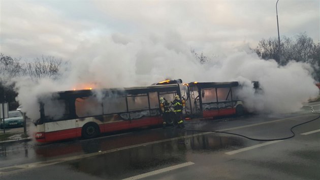 V pražských Letňanech hořel autobus pražské hromadné dopravy (2.12.2015).