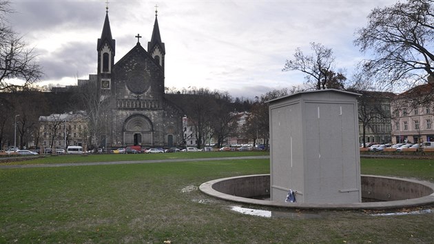 Nezn�m� vandal zni�il polepy na zazimovan� ka�n� na Karl�nsk�m n�m�st� v Praze 8 (3.12.2015).