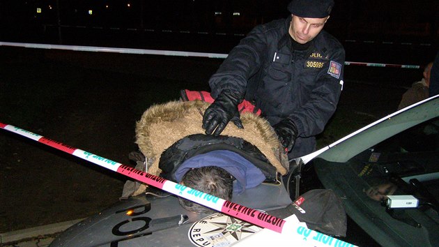 Drogov zvisl mu v Praze 8 zathl enu do kov a poezal ji na ruce (4.12.2015).