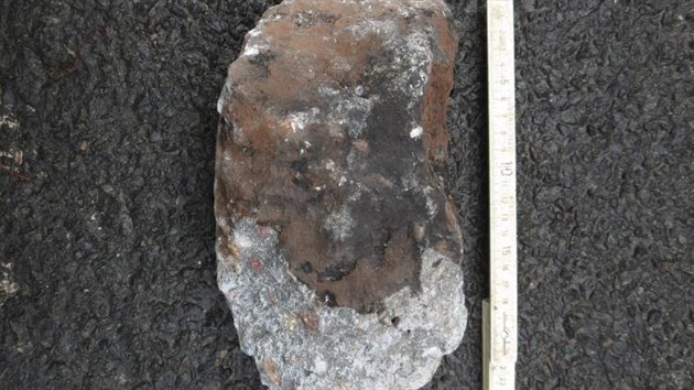 K�men, kter� rozbil �eln� sklo osobn�ho vozu (3.12.2015).