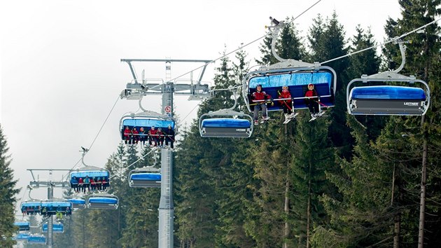 Na Černé hoře se lyžaři poprvé svezli na nové šestisedačkové lanovce Hofmanky (4.12.2015).