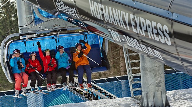 Na Černé hoře se lyžaři poprvé svezli na nové šestisedačkové lanovce Hofmanky (4.12.2015).